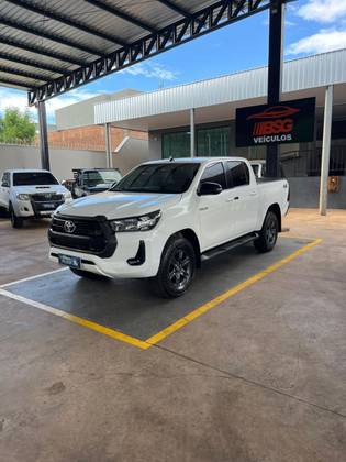 TOYOTA HILUX 2.8 D-4D TURBO DIESEL CD SR 4X4 AUTOMÁTICO